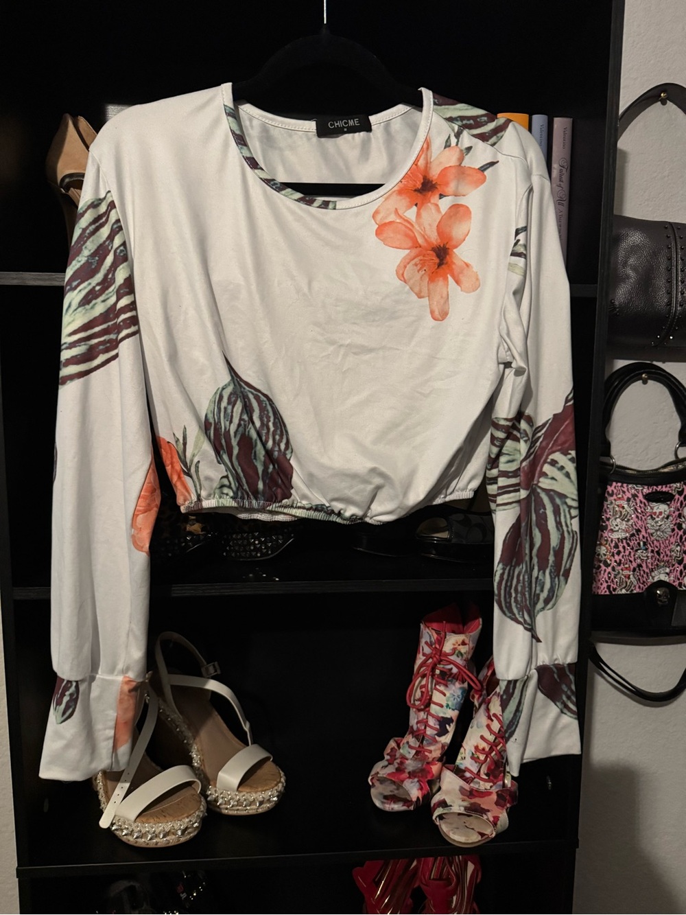 chic White Cropped Floral Long-Sleeve Top with Orange Flowers